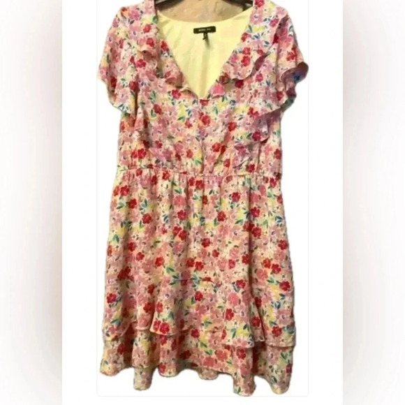 BCBG Paris Dresses & Skirts - BCBG Paris Women's Floral V-Neck Short Summer Dress size XXL like new pretty!